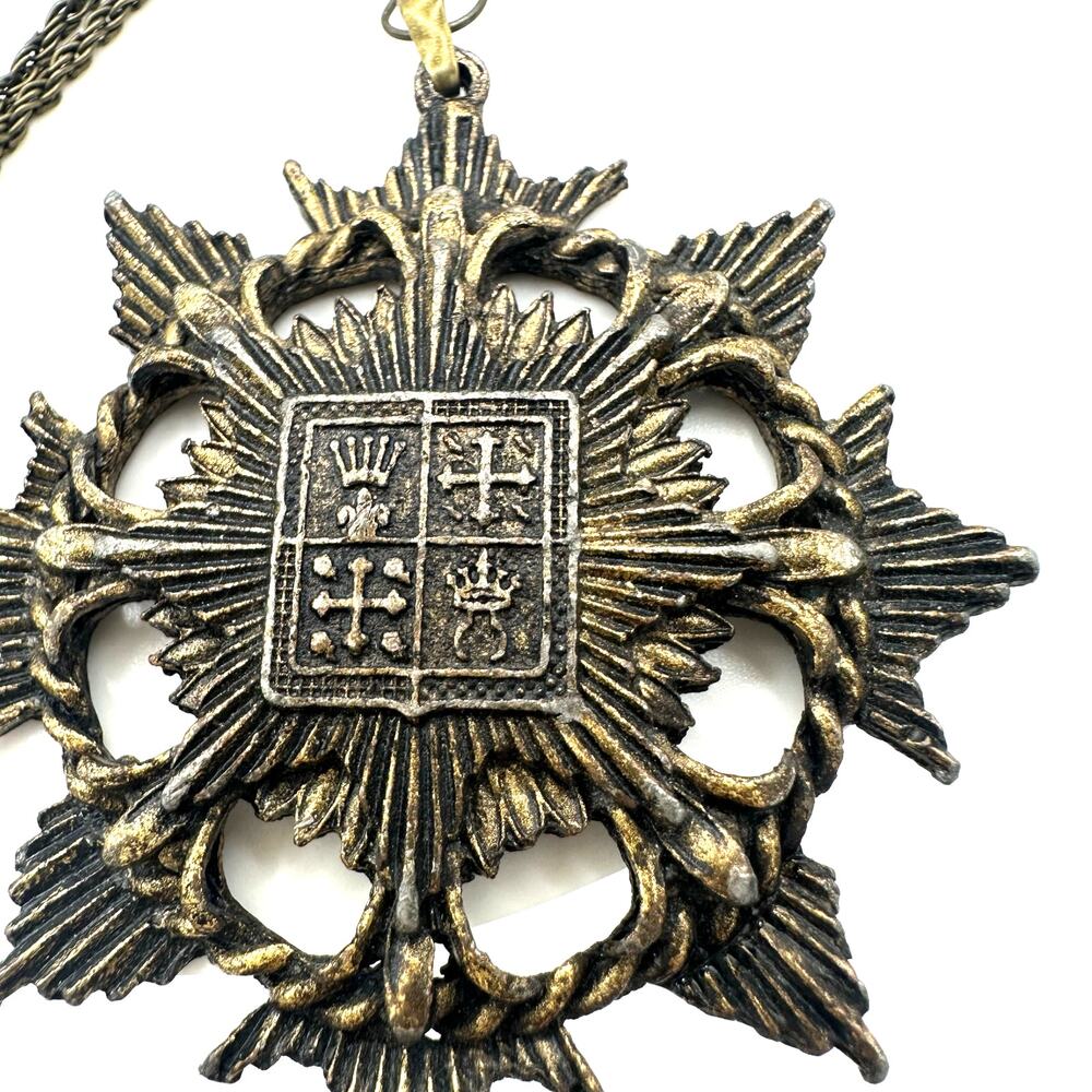 Vintage 1940s gold tone Heraldic crest shield coat of arms pendant necklace - Picture 3 of 7